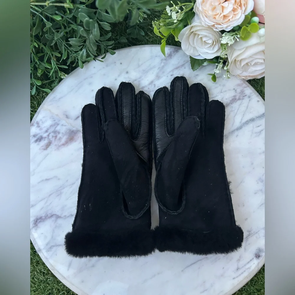 Ugg Genuine Shearling Exposed Curve Seam Gloves size S new  $165.00